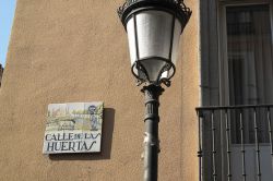 La targa artistica che segnala la strada Calle de Las Huertas in centro a Madrid  - © GFreihalter - CC BY-SA 3.0 - Wikipedia