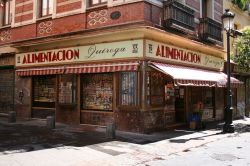 Un negozio tipico del Barrio di Las Huertas: Alimentacion Quiroga a Madrid - © Tamorlan - Wikipedia