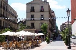 Uno scorcio di una piazzetta in Calle de Las Huertas in centro a Madrid - © CC BY 2.5 - Wikipedia