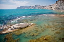 Il mare della spiaggia di Scala dei Turchi in Sicilia