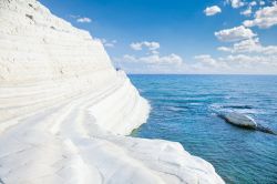 Il paesaggio surreale delle rocce bianche di Scala dei Turchi a Realmonte (Sicilia)