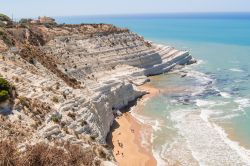 Vista dall'alto delle bianche scogliere di Scala dei Turchi a Realmonte