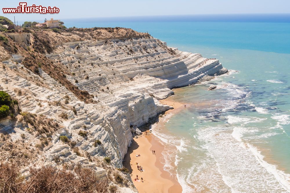 Immagine Vista dall'alto delle bianche scogliere di Scala dei Turchi a Realmonte