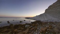 L'atmosfera magica di Scala dei Turchi in provincia di Agrigento dopo al tramonto, quando il crepuscolo lascia spazio alle notte e le stelle del cielo siciliano