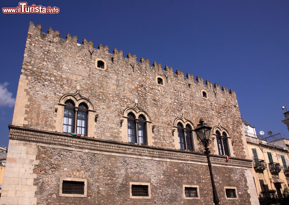 Immagine Il Palazzo Corvaja nel centro storico di Taormina, ospita il museo Museo Etnoantropologico di Arte. L'edificio risale al X secolo. 