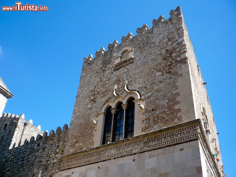 Immagine Il torrione merlato di Palazzo Corvaja in centro a Taormina