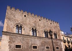 Il Palazzo Corvaja nel centro storico di Taormina, ospita il museo Museo Etnoantropologico di Arte. L'edificio risale al X secolo. 