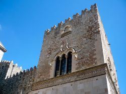 Il torrione merlato di Palazzo Corvaja in centro a Taormina