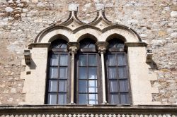 Una finestra del medievale Palazzo Corvaja edificio medievale di Taormina