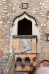 Un balconcino medievale sulla facciata di Palazzo Corvaja, centro storico di Taormina in Sicilia