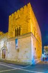 Vista notturna di Palazzo Corvaja nel centro storico di Taormina in Sicilia - © trabantos / Shutterstock.com