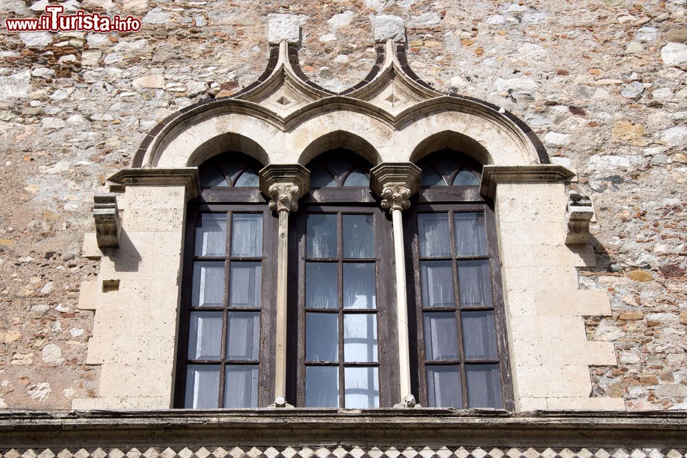 Immagine Una finestra del medievale Palazzo Corvaja edificio medievale di Taormina