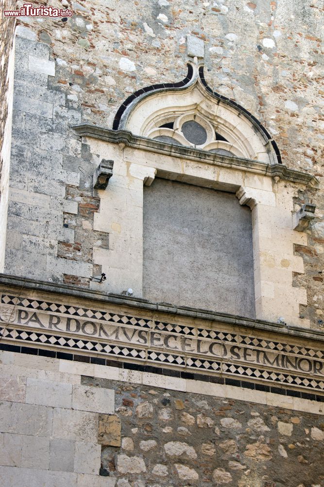 Immagine Un particolare della facciata di Palazzo Corvaja a Taormina in Sicilia