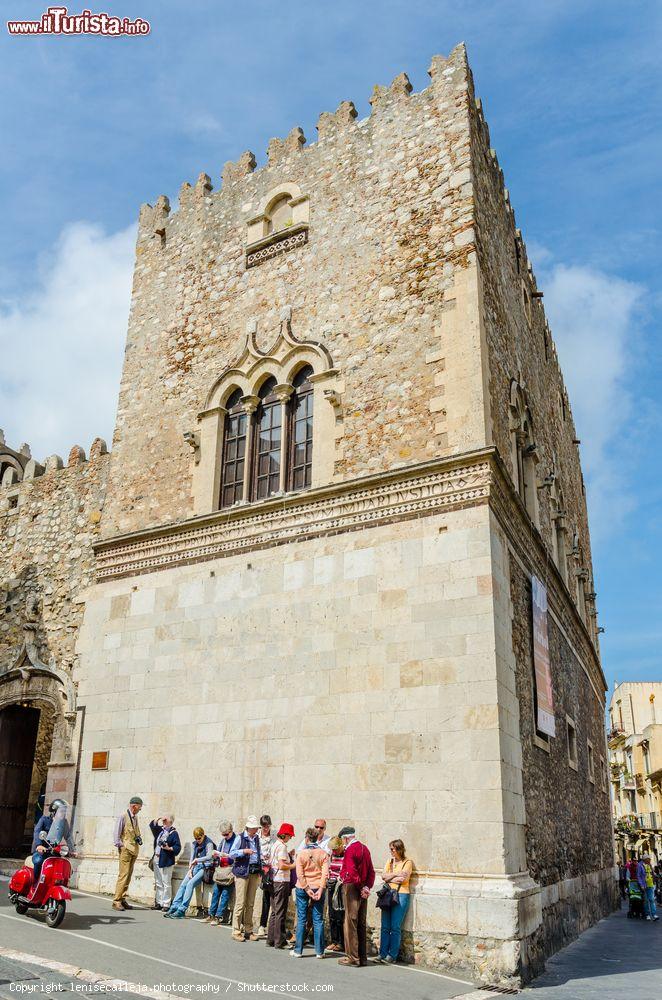 Immagine Visitatori del Museo Etnoantropologico di Arte in attesa sotto la torre del Palazzo Corvaja - © lenisecalleja.photography / Shutterstock.com