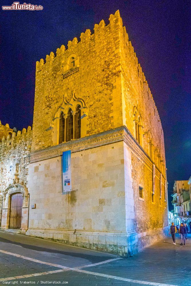 Immagine Vista notturna di Palazzo Corvaja nel centro storico di Taormina in Sicilia - © trabantos / Shutterstock.com