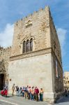Visitatori del Museo Etnoantropologico di Arte in attesa sotto la torre del Palazzo Corvaja - © lenisecalleja.photography / Shutterstock.com