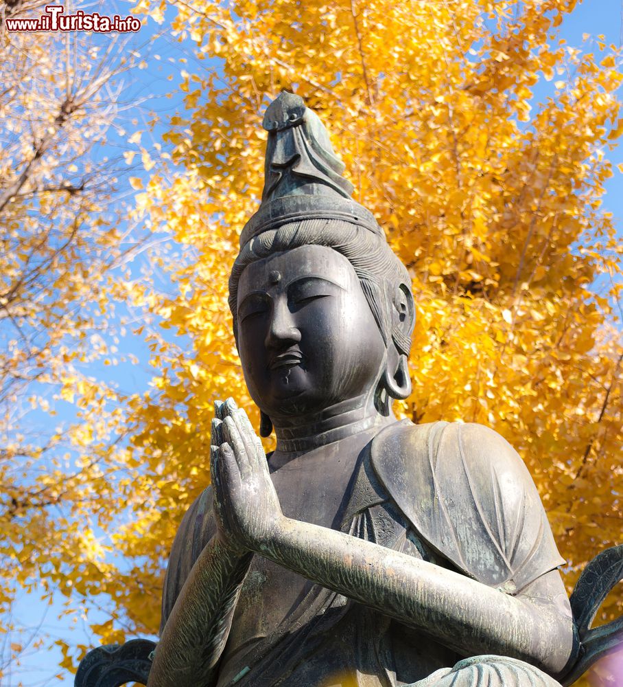 Immagine Esterno del tempio di Senso-ji a Tokyo: una statia del Buddha