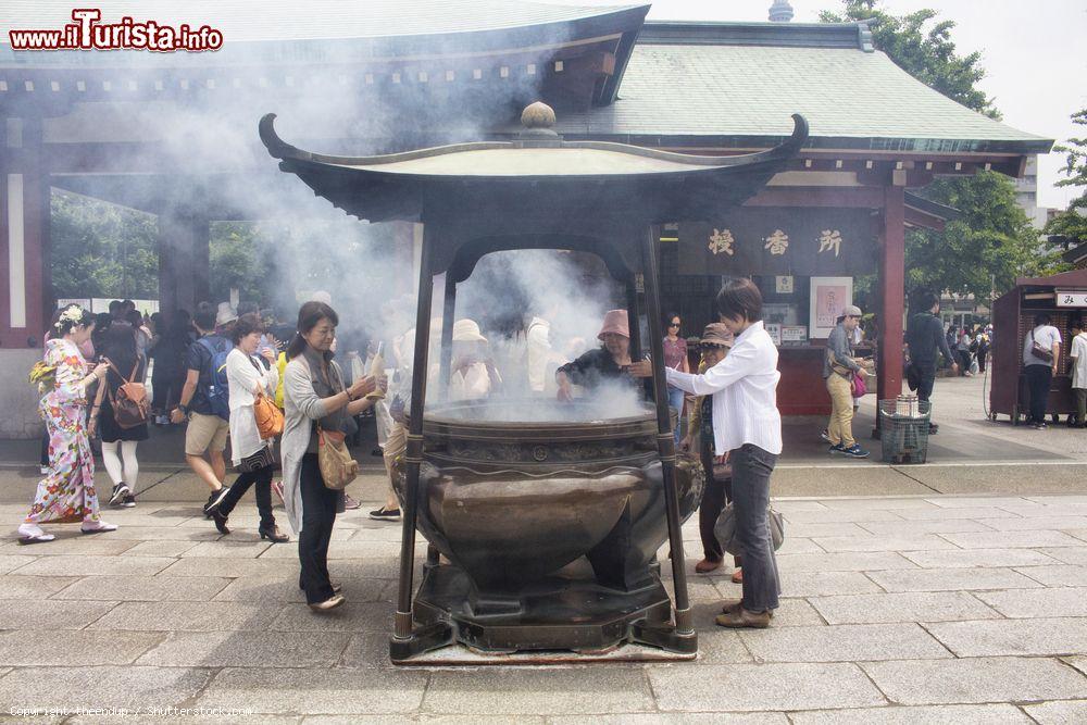 Immagine Fedeli in preghiera nel cortile del tempio Senso-ji di Tokyo - © theendup / Shutterstock.com