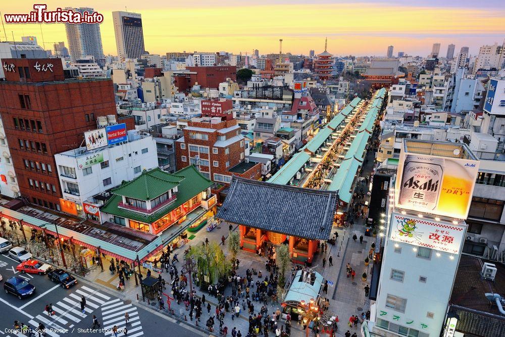 Immagine Il quartiere Askusa e in primo piano il complesso del tempio Senso-ji il maggiore di Tokyo - © Sean Pavone / Shutterstock.com