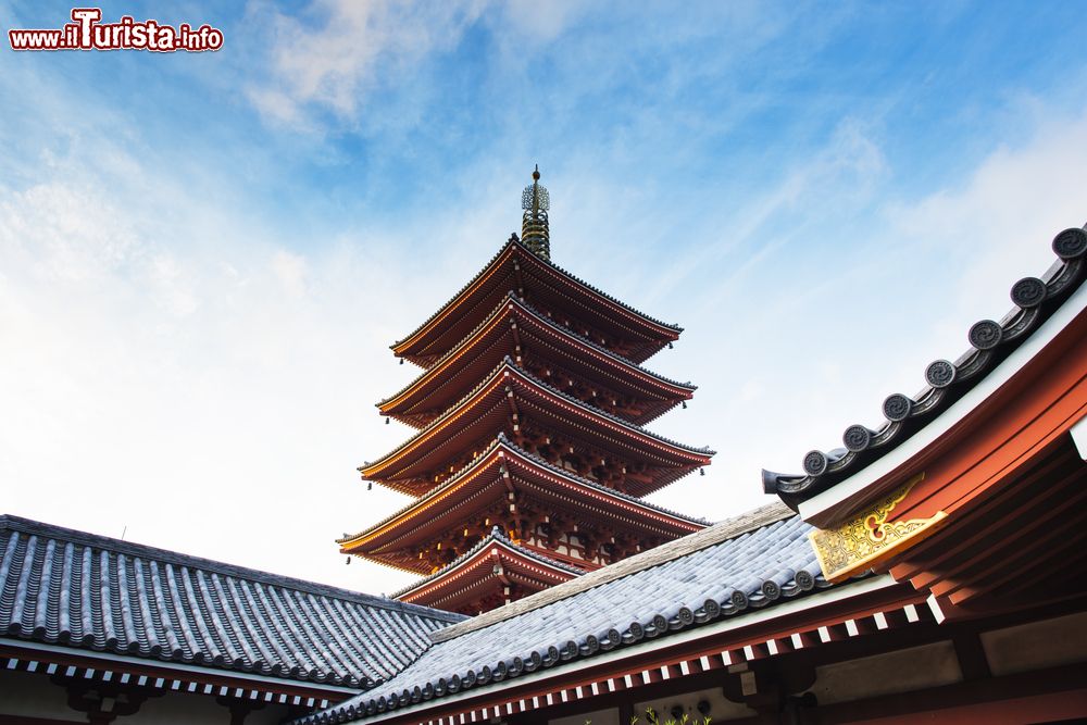 Immagine La pagoda a 5 piani del tempio Senso-ji di Tokyo