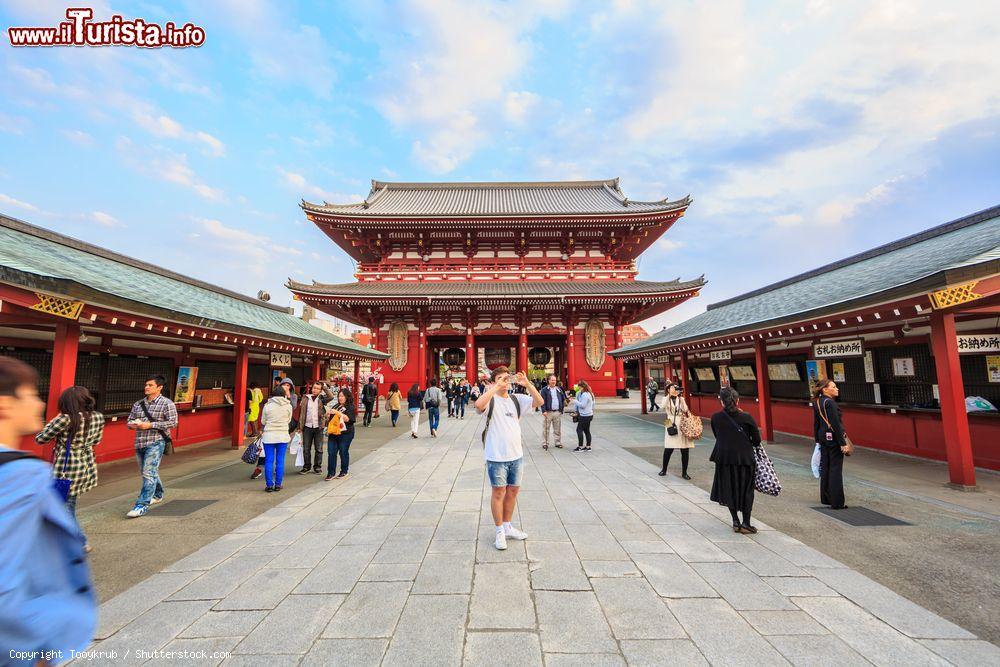 Immagine La visita al tempio buddista di Senso-ji a Tokyo in Giappone. In fondo l'Hozomon Gate - © Tooykrub / Shutterstock.com