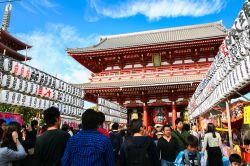 Folla di fedeli all'ingresso del Nakamise-dori il viale del tempio Senso-ji il più grande di Tokyo nel quartiere Asakusa © NattyPTG / Shutterstock.com