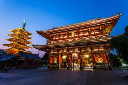 Fotografia notturna del tempio di Sensoji-ji, uno dei principali di Tokyo in Giappone: in primo piano L'Hozomon Gate e a sinistra la Pagoda a cinque piani