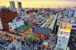 Il quartiere Askusa e in primo piano il complesso del tempio Senso-ji il maggiore di Tokyo - © Sean Pavone / Shutterstock.com