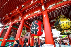 Kaminarimon la porta di accesso al tempio Senso-ji di Tokyo - © martinho Smart / Shutterstock.com