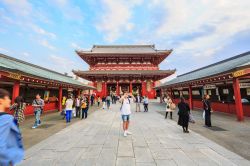 La visita al tempio buddista di Senso-ji a Tokyo in Giappone. In fondo l'Hozomon Gate - © Tooykrub / Shutterstock.com