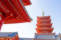 Uno scorcio degli edifici principali del tempio Senso-ji di Asakusa, a Tokyo