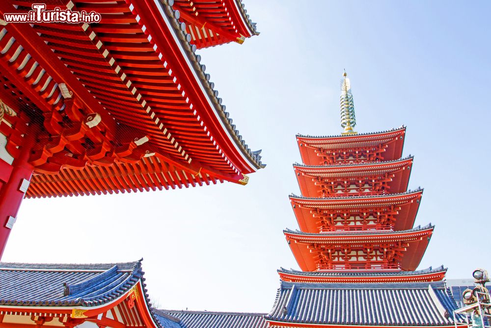 Immagine Uno scorcio degli edifici principali del tempio Senso-ji di Asakusa, a Tokyo