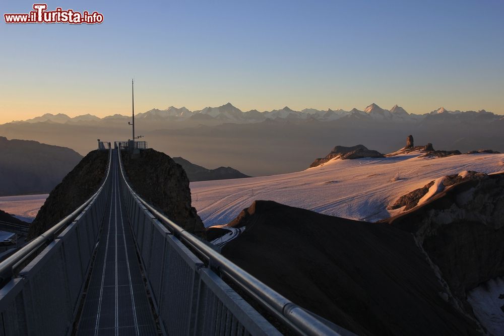 Immagine Alba sul ghiacciao di Les Diablerets, comprensoio di Glacier 3000: ci troviamo sulla passerella di Peak Walk