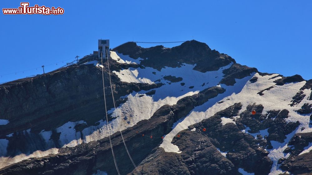 Immagine L'arrivo della funivia a Glacier 3000 in Svizzera. Da qui si procede a piedi per raggiungere il ponte sospeso di Peak Walk.