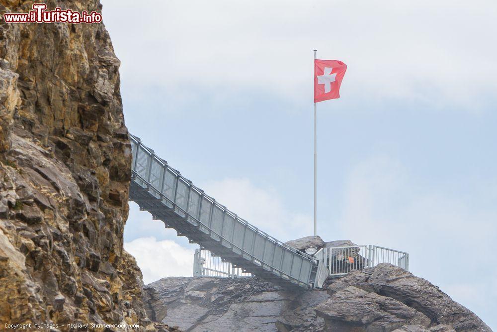 Immagine Peak Walk, una attrazione adrenalinica a Glacier 3000, il comprensorio sciistico di Les Diablerets - © MyImages - Micha / Shutterstock.com