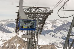 La funivia di Les Diablerets che si collega a Glacier 3000. Tra le piste del comprensorio da ricordare Oldensattel una delle più rinomate e difficili discese - © Doin Oakenhelm / ...