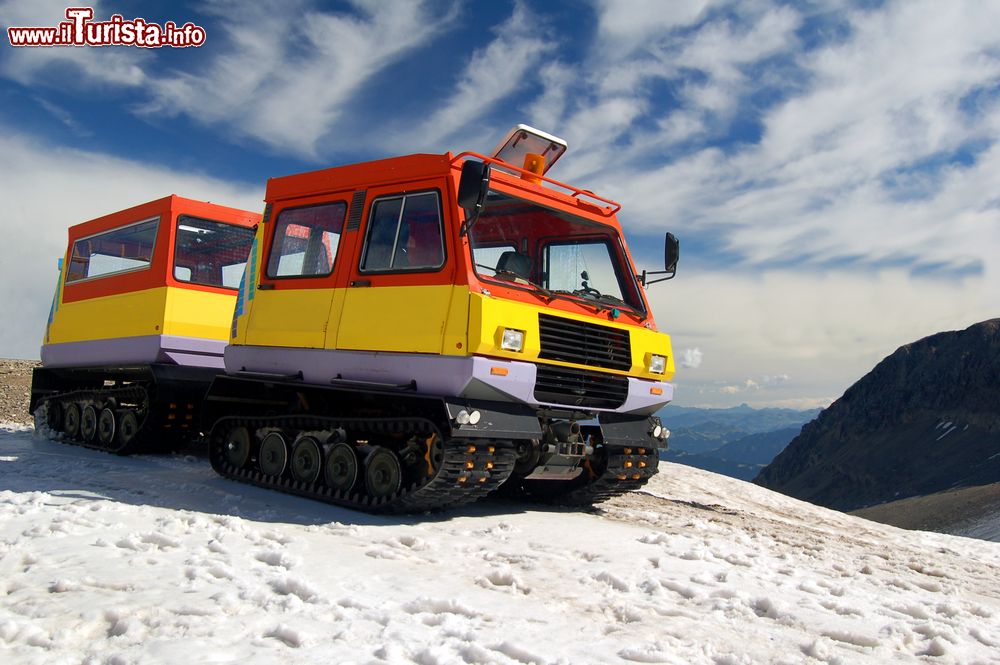 Immagine Un veicolo di servizio alle piste di Glacier 3000 in Svizzera