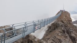 Fino a 150 persone alla volta possono camminare sul Ponte sospeso di Glacier 3000 in Svizzera - © MyImages - Micha / Shutterstock.com