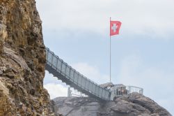 Peak Walk, una attrazione adrenalinica a Glacier 3000, il comprensorio sciistico di Les Diablerets - © MyImages - Micha / Shutterstock.com