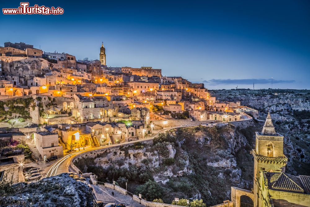 Immagine Una splendida fotografia notturna dei Sassi di Matera, il centro storico unico della città della Basilicata