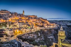 Una splendida fotografia notturna dei Sassi di Matera, il centro storico unico della città della Basilicata