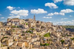 Vista panoramica del centro Storico di Matera e il cuore dei Sassi dominati dal Duomo. Matera è stata eletta Capitale della cultura europea del 2019