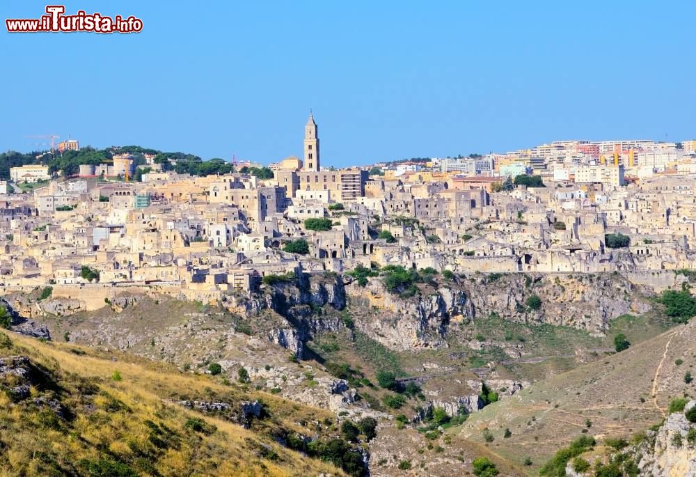 Immagine Il panorama di Matera fotografato dal parco delle chiese rupestri della murgia materana in basilicata