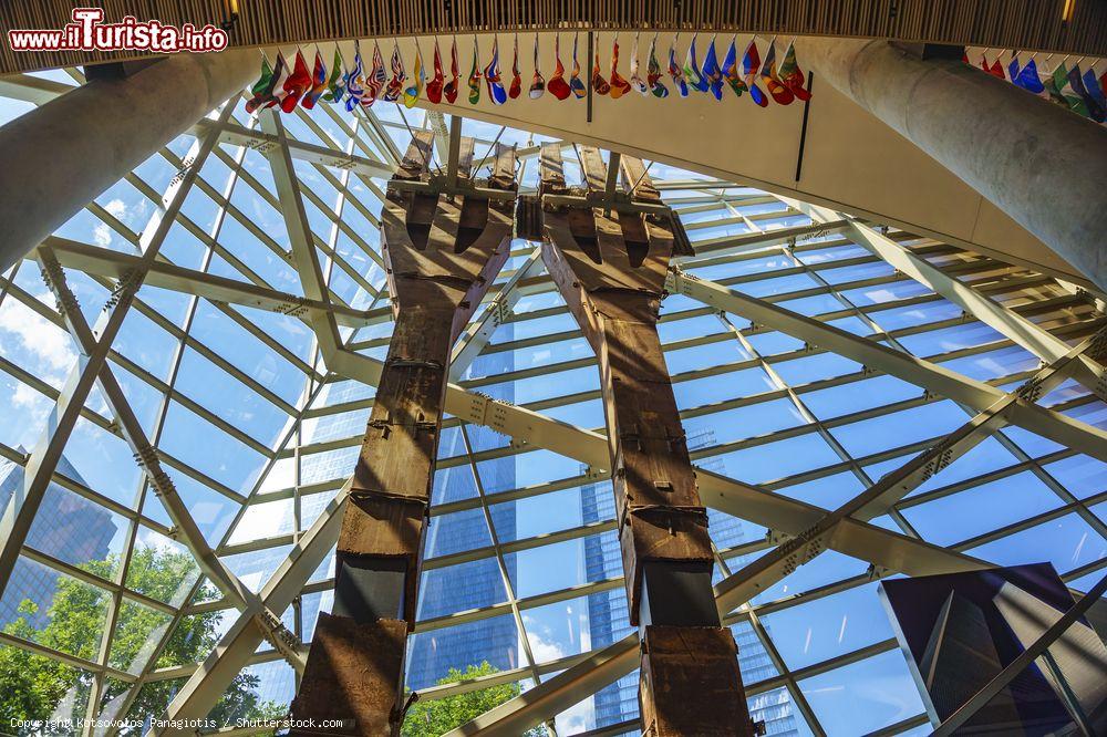 Immagine Colonne di Ground Zero, testimoni della tragedia dell'aa settembre 2001 a New York - © Kotsovolos Panagiotis / Shutterstock.com