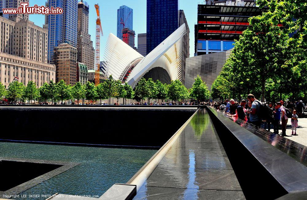 Immagine Il percorso di visita tra le due piscine del memoriale 11 settembre a New York CIty - © LEE SNIDER PHOTO IMAGES / Shutterstock.com
