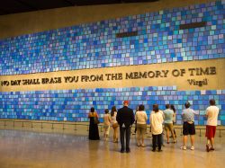 Una frase di VIrgilio accoglie i visitatori al Memoriale 11 settembre a New York CIty - © Kamira / Shutterstock.com