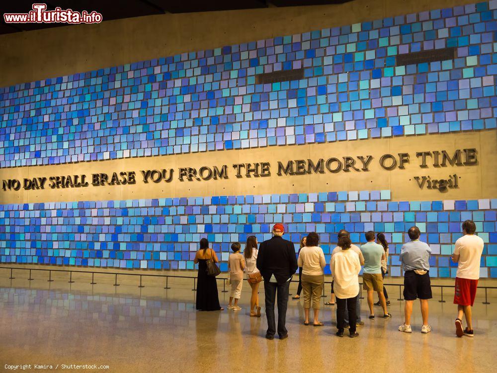 Immagine Una frase di VIrgilio accoglie i visitatori al Memoriale 11 settembre a New York CIty - © Kamira / Shutterstock.com