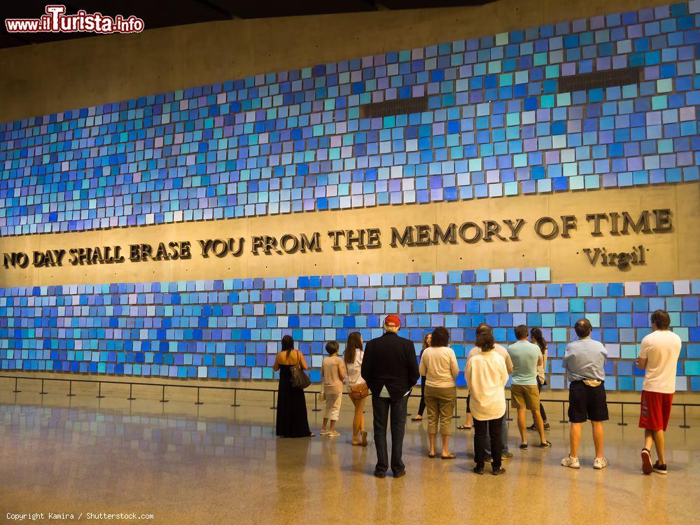 Frasi Natale A New York.Una Frase Di Virgilio Accoglie I Visitatori Al Foto New York City Memoriale E Museo Dell 11 Settembre