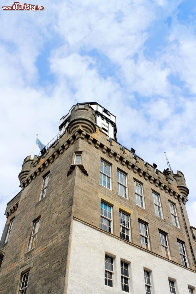 Immagine Una fotografia da basso della torre Outlook Tower a Edimburgo