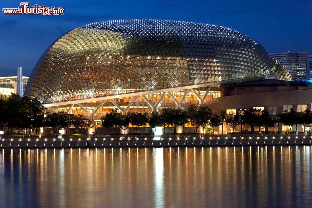 Immagine Foto di sera del complesso Esplanade Theatres on the Bay a Singapore